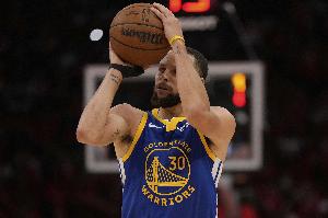 庫(kù)里：高中時(shí)依靠身體和運(yùn)動(dòng)能力也能混過(guò)去 但之后技術(shù)就很重要