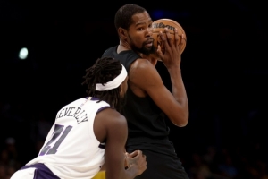 貝弗利：不管怎樣杜蘭特都能拿25分 我們防他時都是包夾