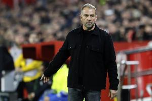 世體：遭遇小意外，巴薩主帥弗里克訓(xùn)練場上摔倒導(dǎo)致手部受傷