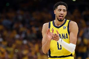 哈利伯頓：現(xiàn)在可以不借助外力走路了 感覺很快就可以脫掉保護(hù)靴