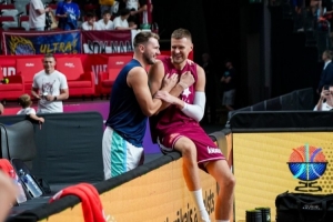 老隊(duì)友重逢！熱身賽前東契奇與老隊(duì)友波爾津吉斯攀談