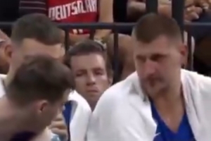 小將托皮奇被換下后直接坐下 約基奇告訴他要先和隊友擊掌