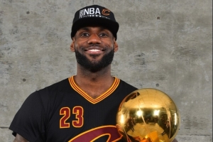 弗萊：詹姆斯把他16年總決賽搶七穿過的所有裝備都打包收藏了