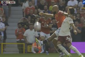 開(kāi)幕雷擊！姆貝莫爭(zhēng)搶時(shí)肘擊祖比門(mén)迪，裁判未做判罰