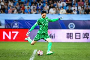 記者：薛慶浩的表現(xiàn)有明顯提升，希望防守繼續(xù)保持，進(jìn)攻早點(diǎn)復(fù)蘇