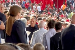 跟隊(duì)記者：英格蘭主帥圖赫爾現(xiàn)身老特拉福德，觀看槍魔大戰(zhàn)