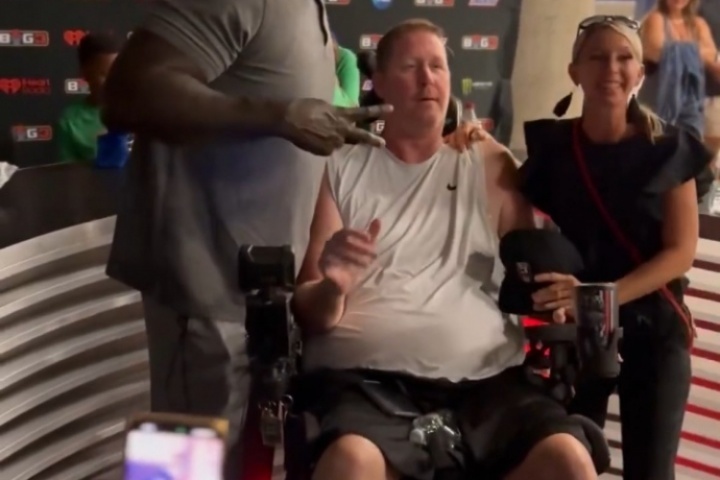 嚴(yán)重車禍導(dǎo)致癱瘓！“大竹竿”布拉德利的一雙小腿已截肢