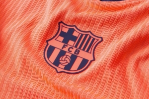 巴薩8月19日發(fā)布2025/26賽季第三球衣：亮橙色主色調(diào)搭配深海軍藍(lán)