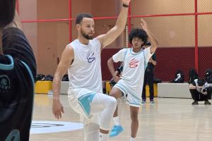 小吧在現(xiàn)場看到了首次被庫里帶到中國的訓練營！還有朱正參與！