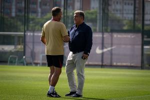 TA：巴薩引援結(jié)束，俱樂部專注完成馬丁&什琴斯尼&巴德吉的注冊