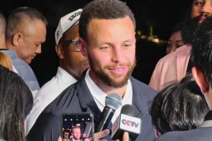 庫里也是好起來了~ CCTV話筒現(xiàn)身庫里中國行采訪現(xiàn)場