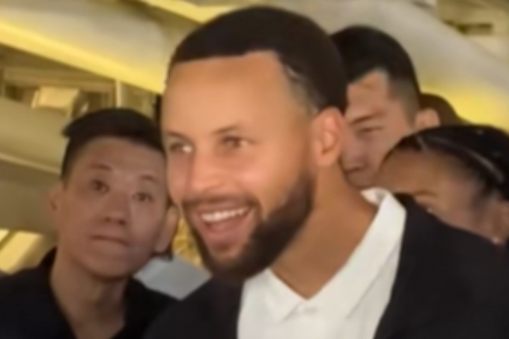 庫里看變臉看得露出呆呆表情 還想跟演員過兩招