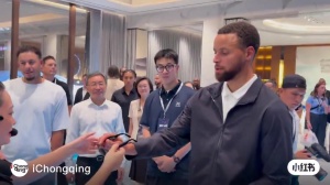 庫里試戴實時翻譯眼鏡 不斷感嘆：太瘋狂了