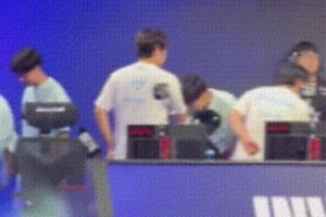 依舊堅(jiān)挺！賽后粉絲拍IG眾人與BLG選手碰拳 Bin挺直腰板毫無(wú)反應(yīng)