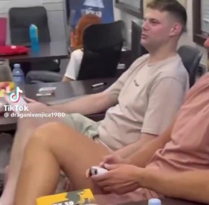 要玩就玩最強(qiáng)的！約基奇在NBA2K里操縱自己