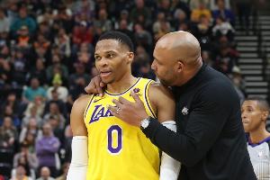 A-史密斯：湖人為詹姆斯交易來(lái)威少&解雇教練 但現(xiàn)在輪到東契奇了