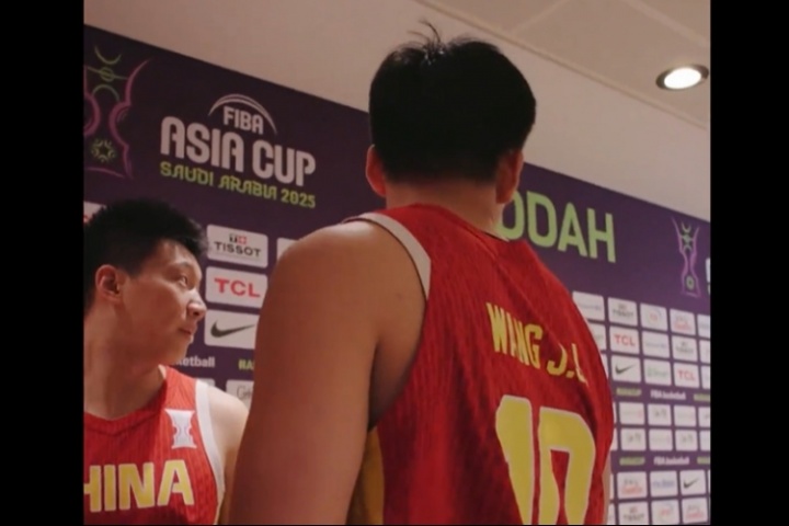 澳大利亞在通道里大喊慶祝 王俊杰回頭望了一眼 滿臉不甘