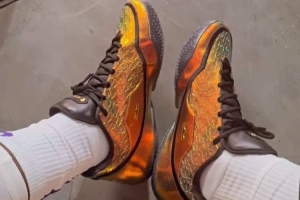 你喜歡嗎？詹姆斯自拍上腳最新黃金配色款詹23代戰(zhàn)靴