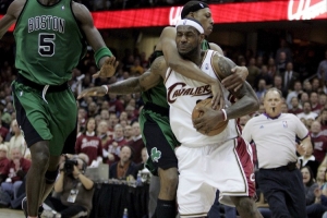 皮爾斯：詹姆斯有著大前鋒身材&后衛(wèi)打法 他身材和大本一樣