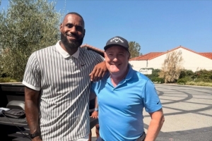 主持人摩根曬合影：非常榮幸見(jiàn)到詹姆斯 他其實(shí)是個(gè)極為友善的人