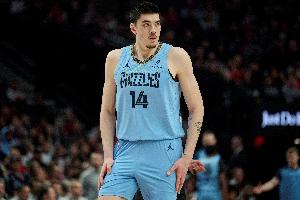 楊瀚森防守時腳步過慢？美記：扎克-埃迪也慢 但楊比他技術(shù)更好