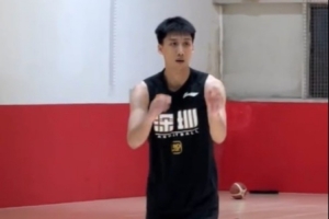 歌聲起球鞋響！沉浸式看深圳男籃訓(xùn)練熱身