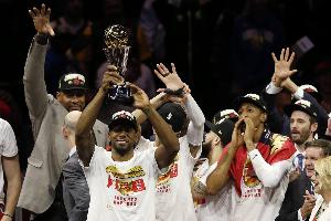 伊巴卡：我不敢相信萊昂納德奪冠后選擇離隊(duì) 我以為他會留下來