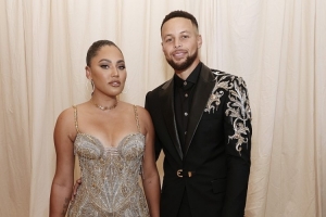 有點(diǎn)尬！阿耶莎：庫(kù)里第一次在和我表白是在我們?nèi)铱措娪皶r(shí)