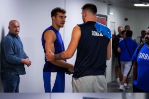 焦點(diǎn)大戰(zhàn)！東契奇與博格丹熱身賽前擁抱致意互相交流