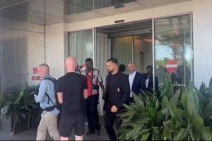 鋒霸到來(lái)！記者曬博尼法斯飛抵米蘭城視頻，即將接受米蘭的體檢