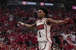 體育畫(huà)報(bào)：前兩季阿門三分命中率22.1% 但底角三分或成一大利器