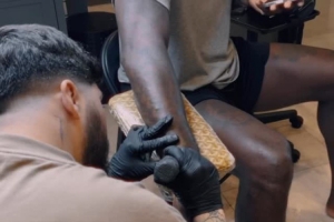 家庭套餐！紋身師曬前往詹姆斯家中 為其一家四口人進(jìn)行紋身