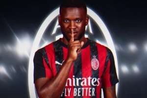 記者：根據(jù)表現(xiàn)博尼法斯選擇買斷權可能變?yōu)閺娭菩?球員周五體檢