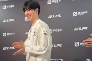 打的好呀！采訪結(jié)束后 Rookie theshy為wei和gala的發(fā)揮鼓掌慶祝