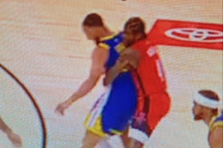 韋德：我喜歡季后賽不吹哨 但勇火有些動(dòng)作對(duì)庫(kù)里卻不吹也太離譜