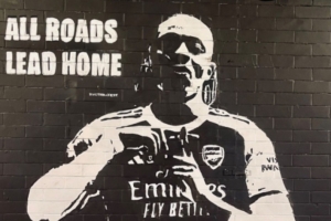 電訊報：埃澤身穿阿森納球衣的壁畫遭到污損，肇事者疑似熱刺球迷