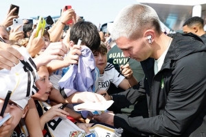 皇馬社媒曬球員們抵達(dá)奧維耶多照片，受到球迷熱烈歡迎