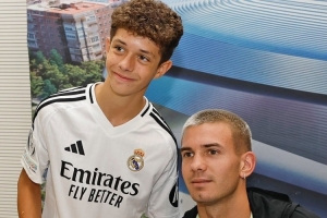 親和力！盧寧、馬斯坦托諾參加皇馬球迷見(jiàn)面會(huì)，為小球迷簽名