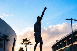 湖人官推分享球隊主場外科比雕像：曼巴永恒