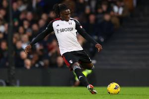 富勒姆后衛(wèi)：曼聯(lián)進(jìn)球前約羅從背后推了我，這應(yīng)該是個(gè)明顯的犯規(guī)