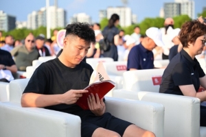 記者：武磊現(xiàn)身上海中學(xué)生足球賽活動，他仍然在傷勢康復(fù)階段