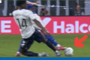 這球犯規(guī)嗎？姆巴佩進球后，奧維耶多抗議瓊阿梅尼鏟球犯規(guī)未判