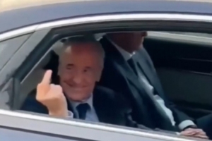 阿斯：弗洛倫蒂諾賽前向球迷打招呼時(shí)，不小心豎了中指