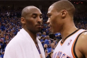 同樣堅(jiān)毅的眼神！威少曬昔日與科比合照致敬曼巴日