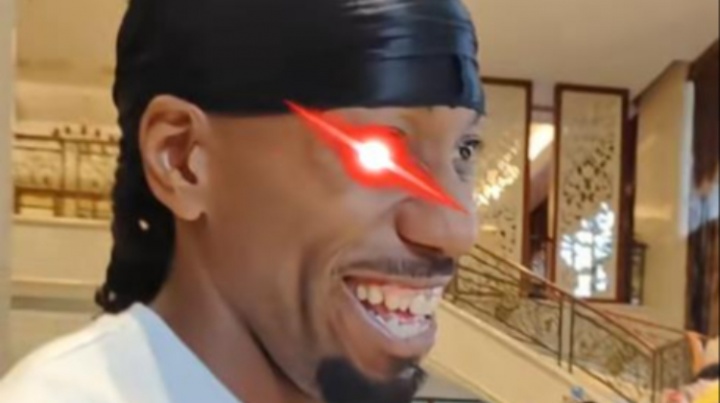 這不熱巴嗎？狂熱球迷被好友及時攔截 頭巾小卡笑嘻了