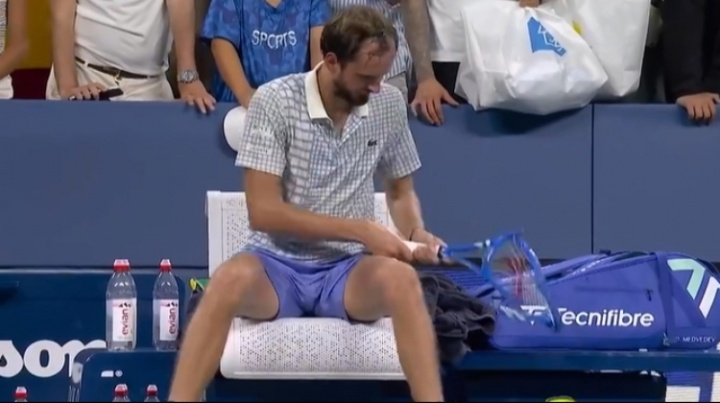 再次一輪游！梅德韋杰夫美網(wǎng)出局暴怒，把球拍砸了個(gè)稀巴爛