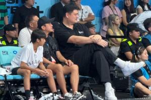 姚明&鄧超觀戰(zhàn)AUBA決賽 兩位NBA老板蔡崇信&何猷君也來到了現(xiàn)場