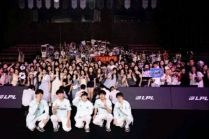 IG發(fā)布賽場VLOG：打滿+FM，就這樣在聯(lián)盟競技場待到第二天