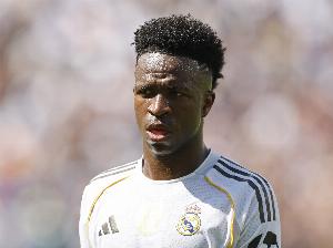 TA：維尼修斯對擔(dān)任替補(bǔ)感到不滿，阿隆索賽前并未就此事與他溝通