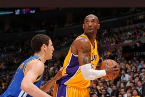 克萊曬多張對(duì)位科比圖致敬曼巴日：沒(méi)有一天不想念 傳奇永流傳